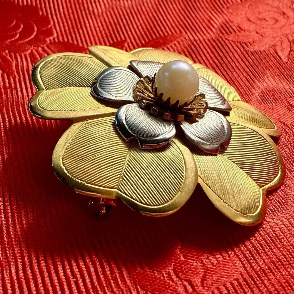 VTG Gold Tone Silver Tone Petals Pearl Flower Brooch Pin Retro 50’s Classic